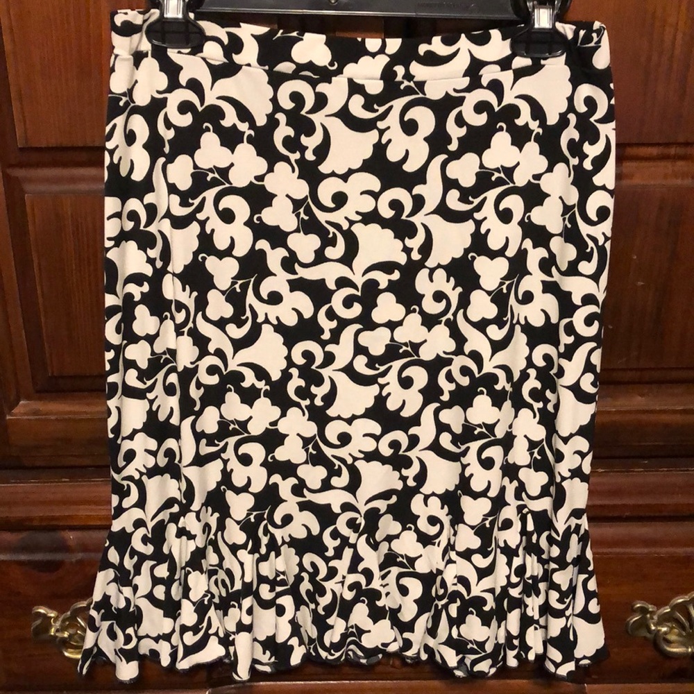 White House Black Market skirt - size M